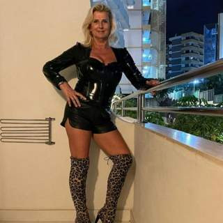 Reife Dame sucht geilen Toyboy für sexy Spiele